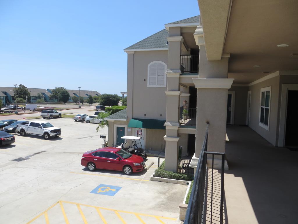 Sunset Harbor Resort Willis Exterior photo